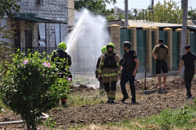 Russia attacks suburbs of Odesa with missiles First responders deal with the consequences of a Russian missile attack, Odesa, Ukraine, August 4, 2026. Russian forces carried out a missile strike near a market on the outskirts of the city. Civilian infrastructure was damaged, and at least three people were injured., Credit:Nina Liashonok Ukrinform Avalon Ukraine, Odesa  Copyright: xNinaxLiashonokx xUkrinformx xAvalonx 1120693377