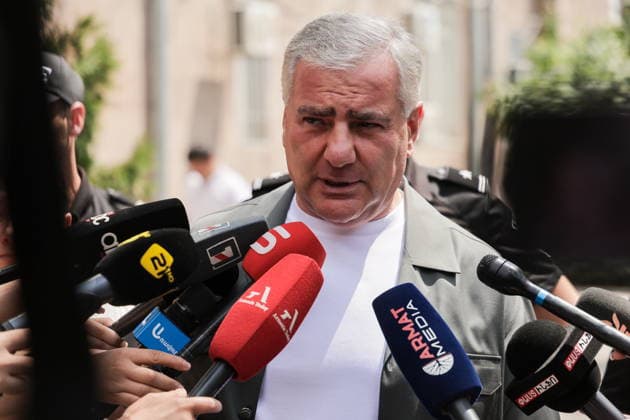 Armenien, Samwel Karapetjan in Jerewan vor Gericht ARMENIA, YEREVAN - AUGUST 4, 2026: Strong Armenia Party leader Samvel Karapetyan talks to journalists outside a court building Yerevan Armenia  - ZUMAt113 20260804_zaa_t113_130 Copyright: xAlexanderxPatrinx