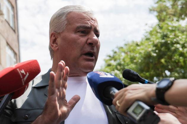 Armenien, Samwel Karapetjan in Jerewan vor Gericht ARMENIA, YEREVAN - AUGUST 4, 2026: Strong Armenia Party leader Samvel Karapetyan talks to journalists outside a court building Yerevan Armenia  - ZUMAt113 20260804_zaa_t113_142 Copyright: xAlexanderxPatrinx