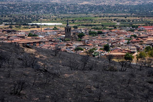 Leo Messi Donates 80,000 Euros for the Reconstruction of Madrid’s Sierra Oeste After the Wildfire View after the wildfire, on August 4, 2026, in Villa del Prado, Madrid, Spain. The president of the Community of Madrid, Isabel Díaz Ayuso, announced on Tuesday that soccer player Leo Messi has donated 80,000 euros for the reconstruction of the region’s Sierra Oeste following the wildfire that has scorched nearly 30,000 hectares. The Community of Madrid has launched a website to channel donations from citizens and companies to support those affected by the fires that impacted 17 municipalities in the Sierra Oeste August 4, 2026 FIRE SCORCHED LAND DONATION MESSI NATURE LANDSCAPE SIERRA OESTE MADRID FIRE MADRID HECTAREBURNT TREES BURNT LAND VILL  Copyright: xGabrixSolerax 7701749