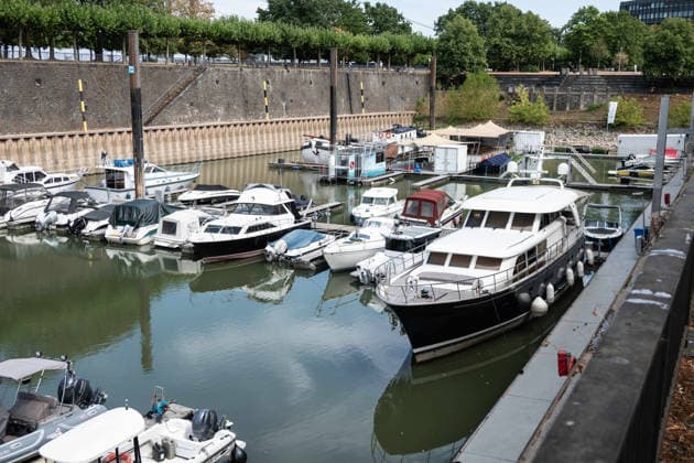 Historisches Niedrigwasser im Rhein, die Wasserschutzpolizei Duesseldorf meldet mit 23cm den niedrigsten in Duesseldorf gemessenen Rheinpegel, Blick in den Medienhafen, die Motorboote und Yachten liegen tief im Hafenbecken, die Spundwaende ragen weit heraus, Duesseldorf, 04.08.2026 *** Record-low water levels on the Rhine; the Düsseldorf Water Police report that the Rhine’s water level in Düsseldorf has reached 23 cm—the lowest ever recorded there. A view of the Medienhafen: motorboats and yachts are sitting low in the harbor basin, and the sheet pile walls protrude far above the water. Düsseldorf, August 4, 2026