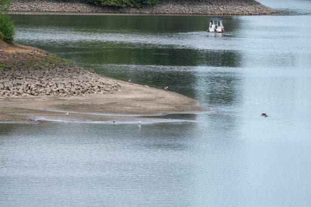 Historisches Niedrigwasser im Rhein, die Wasserschutzpolizei Duesseldorf meldet mit 23cm den niedrigsten in Duesseldorf gemessenen Rheinpegel, Der niedrige Wasserstand hat eine Landzunge sichtbar werden lassen, Duesseldorf, 04.08.2026 *** Record-low water levels on the Rhine; the Düsseldorf Water Police report that the Rhine’s water level in Düsseldorf has reached 23 cm, the lowest ever recorded there. The low water level has exposed a sandbar. Düsseldorf, August 4, 2026