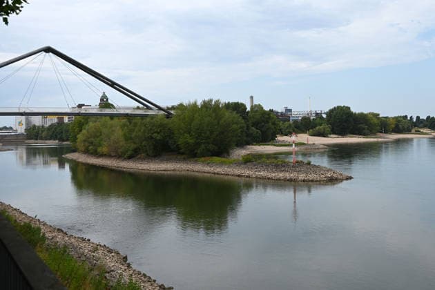Historisches Niedrigwasser im Rhein, die Wasserschutzpolizei Duesseldorf meldet mit 23cm den niedrigsten in Duesseldorf gemessenen Rheinpegel, Tiefer Wasserstand, links die Einfahrt zum Duesseldorfer Hafen, Duesseldorf, 04.08.2026 *** Record-low water levels on the Rhine; the Düsseldorf Water Police report that the Rhine’s water level in Düsseldorf has reached 23 cm, the lowest ever recorded there. Low water level; on the left is the entrance to the Port of Düsseldorf, Düsseldorf, August 4, 2026