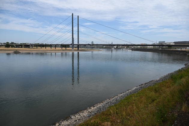 Historisches Niedrigwasser im Rhein, die Wasserschutzpolizei Duesseldorf meldet mit 23cm den niedrigsten in Duesseldorf gemessenen Rheinpegel, Tiefer Wasserstand, steiniges Flussufer, im Hintergrund die Rheinkniebruecke, Duesseldorf, 04.08.2026 *** Historically low water levels on the Rhine; the Düsseldorf Water Police report that the Rhine’s water level in Düsseldorf has reached 23 cm—the lowest ever recorded there. Low water level, rocky riverbank, with the Rheinknie Bridge in the background, Düsseldorf, August 4, 2026