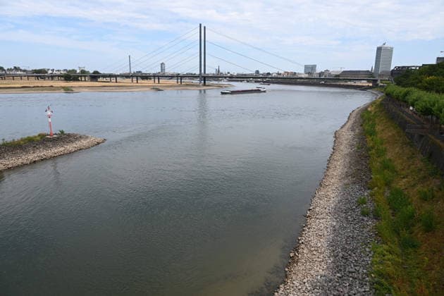 Historisches Niedrigwasser im Rhein, die Wasserschutzpolizei Duesseldorf meldet mit 23cm den niedrigsten in Duesseldorf gemessenen Rheinpegel, Blick in Richtung Altstadt, im Hintergrund die Rheinkniebruecke, vorne die Einfahrt zu den Hafenbecken, Duesseldorf, 04.08.2026 *** Record-low water levels on the Rhine; the Düsseldorf Water Police report that the Rhine’s water level in Düsseldorf has reached 23 cm—the lowest ever recorded there. View toward the Old Town, with the Rheinknie Bridge in the background and the entrance to the harbor basins in the foreground, Düsseldorf, August 4, 2026