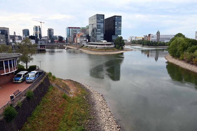Historisches Niedrigwasser im Rhein, die Wasserschutzpolizei Duesseldorf meldet mit 23cm den niedrigsten in Duesseldorf gemessenen Rheinpegel, Blick in die Einfahrt in die Hafenbecken, links die Wache der Wasserschutzpolizei, im Hintergrund das Hotel Hyatt Regency, Duesseldorf, 04.08.2026 *** Record-low water levels on the Rhine; the Düsseldorf Water Police report that the Rhine’s water level in Düsseldorf has reached 23 cm—the lowest ever recorded there. A view of the entrance to the harbor basins; on the left is the Water Police station, and in the background is the Hyatt Regency Hotel, Düsseldorf, August 4, 2026