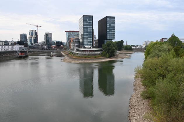 Historisches Niedrigwasser im Rhein, die Wasserschutzpolizei Duesseldorf meldet mit 23cm den niedrigsten in Duesseldorf gemessenen Rheinpegel, Blick in die Einfahrt in die Hafenbecken, im Hintergrund das Hotel Hyatt Regency, Duesseldorf, 04.08.2026 *** Record-low water levels on the Rhine; the Düsseldorf Water Police report that the Rhine’s water level in Düsseldorf has reached 23 cm—the lowest ever recorded there. A view of the entrance to the harbor basins, with the Hyatt Regency Hotel in the background, Düsseldorf, August 4, 2026