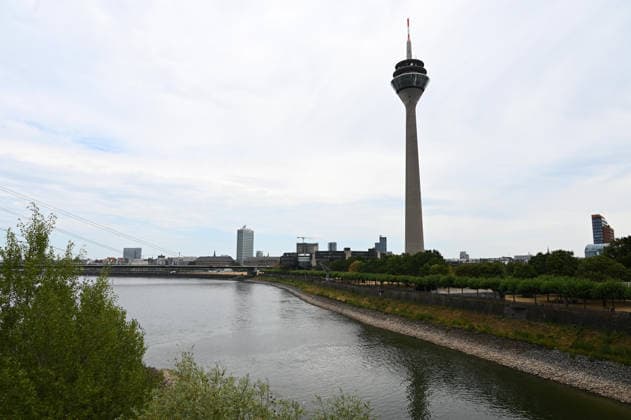Historisches Niedrigwasser im Rhein, die Wasserschutzpolizei Duesseldorf meldet mit 23cm den niedrigsten in Duesseldorf gemessenen Rheinpegel, Blick in Richtung Altstadt, im Hintergrund der Rheinturm, Duesseldorf, 04.08.2026 *** Historically low water levels on the Rhine; the Düsseldorf Water Police report that the Rhine’s water level in Düsseldorf has reached 23 cm—the lowest ever recorded there—view toward the Old Town, with the Rhine Tower in the background, Düsseldorf, August 4, 2026