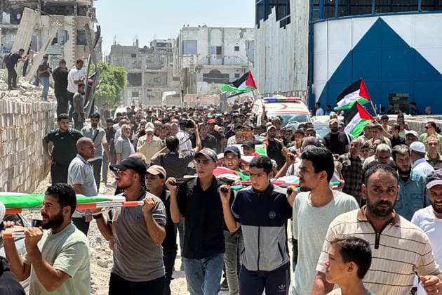 PALESTINIAN TERRITORIES, GAZA - AUGUST 4, 2026: Mourners during a mass funeral of 112 Palestinians from the al-Hasayna and Abu Sharia families who were killed in 2023 Israeli military strikes. Hassan Alzaanin TASS  95785459