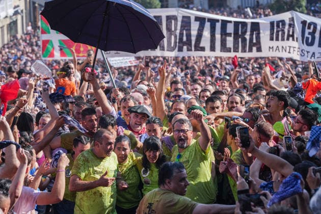 Start of the 2026 La Blanca Festival in Vitoria The descent of the Celedón during the start of the 2026 La Blanca Festival, on August 4, 2026, in Vitoria-Gasteiz, Álava, Basque Country, Spain. The festivities in Vitoria in honor of the Virgen Blanca begin today, August 4, with the descent of the Celedón and the traditional chupinazo, and continue through August 9. Tomorrow is the highlight of the festivities, when the floral offering and the Aurresku in honor of the Virgen Blanca will be performed by the Blusas and Neskas dance groups. In addition, there will be parades of giants and big-heads, concerts by the municipal band, and other activities, such as the release of heifers or the Alava-style bolo championship. AUGUST 4, 2026 CEL  Copyright: xInakixBerasalucex 7701826