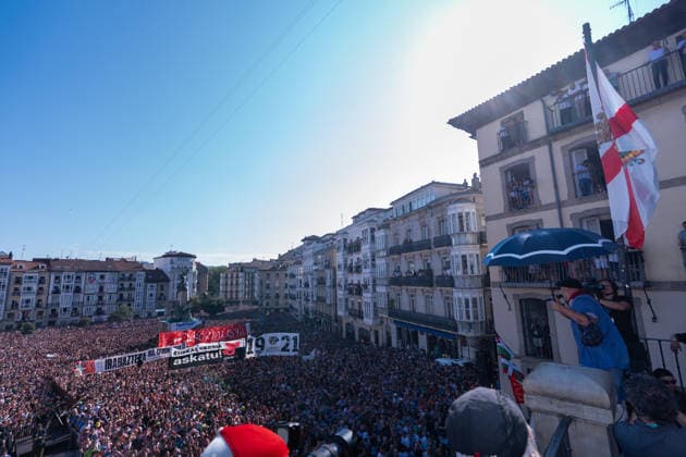 Start of the 2026 La Blanca Festival in Vitoria The descent of the Celedón during the start of the 2026 La Blanca Festival, on August 4, 2026, in Vitoria-Gasteiz, Álava, Basque Country, Spain. The festivities in Vitoria in honor of the Virgen Blanca begin today, August 4, with the descent of the Celedón and the traditional chupinazo, and continue through August 9. Tomorrow is the highlight of the festivities, when the floral offering and the Aurresku in honor of the Virgen Blanca will be performed by the Blusas and Neskas dance groups. In addition, there will be parades of giants and big-heads, concerts by the municipal band, and other activities, such as the release of heifers or the Alava-style bolo championship. AUGUST 4, 2026 CEL  Copyright: xInakixBerasalucex 7701828