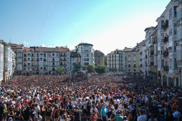 Start of the 2026 La Blanca Festival in Vitoria Hundreds of people gathered for the start of the 2026 La Blanca Festival on August 4, 2026, in Vitoria-Gasteiz, Álava, Basque Country, Spain. The Vitoria festivities in honor of the Virgin Blanca begin today, August 4, with the descent of the Celedón and the traditional chupinazo, and continue through August 9. Tomorrow is the highlight of the festivities, when the floral offering and the Aurresku in honor of the Virgen Blanca will be performed by the Blusas and Neskas dance groups. In addition, there will be parades of giants and big-heads, concerts by the municipal band, and other activities, such as the release of heifers or the Alava-style bolo tournament. AUGUST 4, 2026 CELEDÓN FES  Copyright: xInakixBerasalucex 7701829