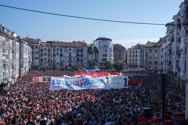 Start of the 2026 La Blanca Festival in Vitoria Hundreds of people gathered for the start of the 2026 La Blanca Festival on August 4, 2026, in Vitoria-Gasteiz, Álava, Basque Country, Spain. The Vitoria festivities in honor of the Virgin Blanca begin today, August 4, with the descent of the Celedón and the traditional chupinazo, and continue through August 9. Tomorrow is the highlight of the festivities, when the floral offering and the Aurresku in honor of the Virgen Blanca will be performed by the Blusas and Neskas dance groups. In addition, there will be parades of giants and big-heads, concerts by the municipal band, and other activities, such as the release of heifers or the Alava-style bolo tournament. AUGUST 4, 2026 CELEDÓN FES  Copyright: xInakixBerasalucex 7701831