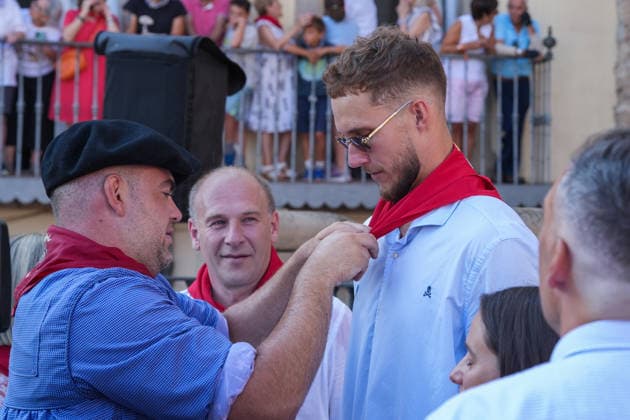 Start of the 2026 La Blanca Festivities in Vitoria: El Celedón puts on a red scarf at the start of the 2026 La Blanca festivities, on August 4, 2026, in Vitoria-Gasteiz, Álava, Basque Country, Spain. The festivities in Vitoria honoring the Virgin Blanca begin today, August 4, with the descent of the Celedón and the traditional chupinazo, and continue through August 9. Tomorrow is the highlight of the festivities, when the floral offering and the Aurresku in honor of the Virgen Blanca are performed by the Blusas and Neskas dance groups. In addition, there will be parades of giants and big-heads, concerts by the municipal band, and other activities, such as the release of heifers or the Alava-style bolo championship. AUGUST 4, 2026 CEL  Copyright: xInakixBerasalucex 7701839