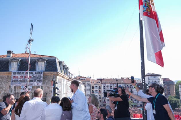 Start of the 2026 La Blanca Festival in Vitoria The chupinazo marking the start of the 2026 La Blanca Festival, on August 4, 2026, in Vitoria-Gasteiz, Álava, Basque Country, Spain. The festivities in Vitoria in honor of the Virgin Blanca begin today, August 4, with the descent of the Celedón and the traditional chupinazo, and continue through August 9. Tomorrow is the highlight of the festivities, when the floral offering and the Aurresku in honor of the Virgen Blanca will be performed by the Blusas and Neskas dance groups. In addition, there will be parades of giants and big-heads, concerts by the municipal band, and other activities, such as the release of heifers or the Alava-style bolo championship. AUGUST 4, 2026 CELEDÓN FESTIVI  Copyright: xInakixBerasalucex 7701843