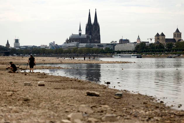 Der Kölner Dom ragt über ausgetrocknetes Flussbett. Der Rheinpegel ist in Köln und Bonn auf einem Rekordtief. Viele Rheinwiesen sind verdorrt und versteppt und der sonst so stolze Fluss hat sich tief in sein Bett zurückgezogen, gibt den Blick auf trockene Ufer frei. Der Pegel lag am Wochenende mit 67 cm so tief wie noch nie seit der Messung. (Themenbild, Symbolbild) Köln, 29.07.2026 NRW Deutschland *** Cologne Cathedral towers over a dried-up riverbed. The Rhine’s water level in Cologne and Bonn is at a record low. Many of the Rhine’s floodplains have withered and turned into scrubland, and the river—usually so mighty—has receded deep into its bed, revealing dry banks. At 67 cm, the water level over the weekend was lower than ever befo Copyright: xChristophxHardtx
