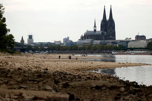 Der Kölner Dom ragt über ausgetrocknetes Flussbett. Der Rheinpegel ist in Köln und Bonn auf einem Rekordtief. Viele Rheinwiesen sind verdorrt und versteppt und der sonst so stolze Fluss hat sich tief in sein Bett zurückgezogen, gibt den Blick auf trockene Ufer frei. Der Pegel lag am Wochenende mit 67 cm so tief wie noch nie seit der Messung. (Themenbild, Symbolbild) Köln, 29.07.2026 NRW Deutschland *** Cologne Cathedral towers over a dried-up riverbed. The Rhine’s water level in Cologne and Bonn is at a record low. Many of the Rhine’s floodplains have withered and turned into scrubland, and the river—usually so mighty—has receded deep into its bed, revealing dry banks. At 67 cm, the water level over the weekend was lower than ever befo Copyright: xChristophxHardtx