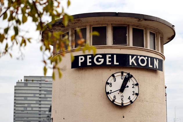 Die Pegeluhr in der Altstadt zeigt den aktuellen Rheinpegel. Der Rheinpegel ist in Köln und Bonn auf einem Rekordtief. Viele Rheinwiesen sind verdorrt und versteppt und der sonst so stolze Fluss hat sich tief in sein Bett zurückgezogen, gibt den Blick auf trockene Ufer frei. Der Pegel lag am Wochenende mit 67 cm so tief wie noch nie seit der Messung. (Themenbild, Symbolbild) Köln, 29.07.2026 NRW Deutschland *** The water level gauge in the Old Town shows the current Rhine water level. The Rhine water level in Cologne and Bonn is at a record low. Many of the Rhine meadows have dried up and turned into scrubland, and the river—usually so mighty—has receded deep into its bed, revealing dry banks. At 67 cm over the weekend, the water level w Copyright: xChristophxHardtx