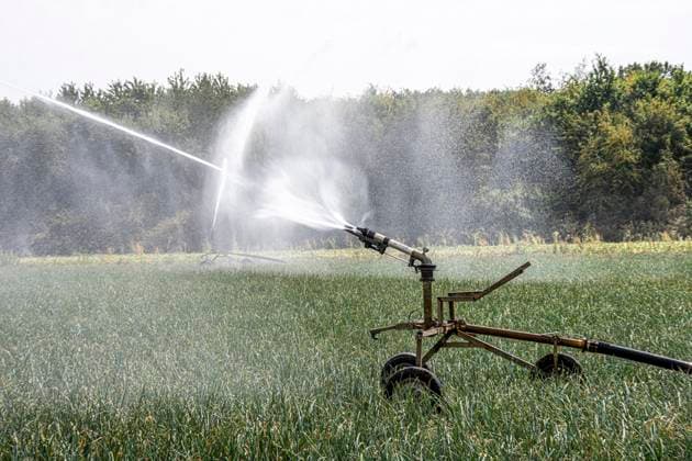 Künstliche Bewässerung eines Feldes mit einer Beregnungsanlage, lange Trockenheit im Sommer macht dies notwendig um die Ernte zu sichern, bei Niederkrüchten NRW, Deutschland Künstliche Bewässerung *** Artificial irrigation of a field using a sprinkler system; a prolonged dry spell in the summer makes this necessary to ensure a good harvest, near Niederkrüchten, North Rhine-Westphalia, Germany. Artificial irrigation