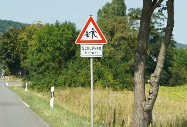 Vorsicht Kinder im Straßenverkehr, Verkehrszeichen mit Zusatzzeichen am Rand einer Landstraße, Schulweg kreuzt, Unfallgefahr, langsam fahren *** Caution Children at Road traffic, Traffic sign with Additional signs on Edge a Country road, Way to school intersects, Risk of an accident, slow drive 1131611123