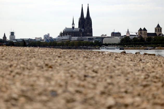 Der Kölner Dom ragt über ausgetrocknetes Flussbett. Der Rheinpegel ist in Köln und Bonn auf einem Rekordtief. Viele Rheinwiesen sind verdorrt und versteppt und der sonst so stolze Fluss hat sich tief in sein Bett zurückgezogen, gibt den Blick auf trockene Ufer frei. Der Pegel lag am Wochenende mit 67 cm so tief wie noch nie seit der Messung. (Themenbild, Symbolbild) Köln, 29.07.2026 NRW Deutschland *** Cologne Cathedral towers over a dried-up riverbed. The Rhine’s water level in Cologne and Bonn is at a record low. Many of the Rhine’s floodplains have withered and turned into steppe, and the river—usually so mighty—has retreated deep into its bed, revealing dry banks. At 67 cm, the water level over the weekend was lower than ever befor Copyright: xChristophxHardtx