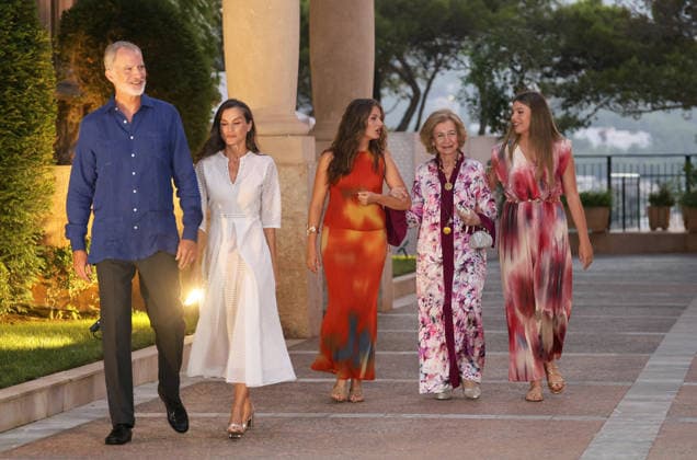 The Royal Family hosts the traditional summer reception at the Marivent Palace for a delegation representing Balearic society. King Felipe VI, Queen Letizia, Princess Leonor, Infanta Sofía, and Queen Sofía during the reception for a delegation representing Balearic society at Marivent Palace on August 4, 2026, in Palma de Mallorca, Balearic Islands, Spain. King Felipe and Queen Letizia welcomed the leading authorities of the Balearic Islands and a broad cross-section of civil society to Marivent Palace for an evening event that has become the major institutional event of the summer. ROYAL FAMILY RECEPTION Raú Mallorca Mallorca Spain  Copyright: xRaulxTerrelx 7701919