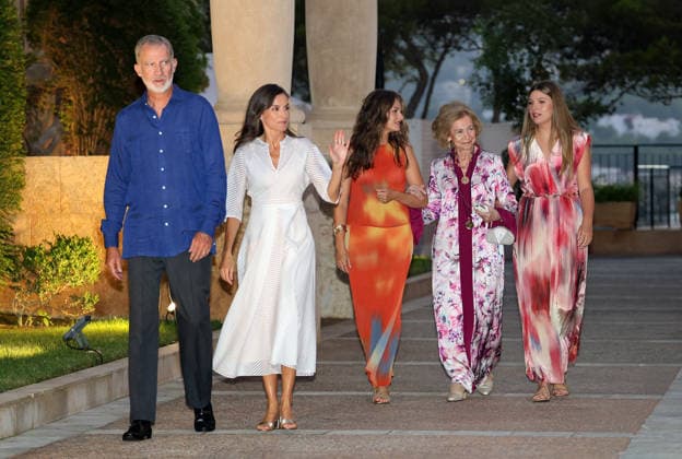 The Royal Family hosts the traditional summer reception at the Marivent Palace for a delegation representing Balearic society. King Felipe VI, Queen Letizia, Princess Leonor, Infanta Sofía, and Queen Sofía during the reception for a delegation representing Balearic society at Marivent Palace on August 4, 2026, in Palma de Mallorca, Balearic Islands, Spain. King Felipe and Queen Letizia welcomed the leading authorities of the Balearic Islands and a broad cross-section of civil society to Marivent Palace for an evening that has become the major institutional event of the summer. ROYAL FAMILY RECEPTION Raú Mallorca Mallorca Spain  Copyright: xRaulxTerrelx 7701924