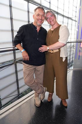 Lars Pape mit Ehefrau Esther Maria Pape bei der Premiere von SISTER ACT - DAS HIMMLISCHE MUSICAL im Bluemax Theater in Berlin am 04.08.2026 *** Lars Pape with his wife, Esther Maria Pape, at the premiere of SISTER ACT: THE HEAVENLY MUSICAL at the Bluemax Theater in Berlin on August 4, 2026