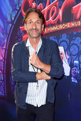 Falk Willy Wild bei der Premiere von SISTER ACT - DAS HIMMLISCHE MUSICAL im Bluemax Theater in Berlin am 04.08.2026 *** Falk Willy Wild at the premiere of SISTER ACT: THE HEAVENLY MUSICAL at the Bluemax Theater in Berlin on August 4, 2026