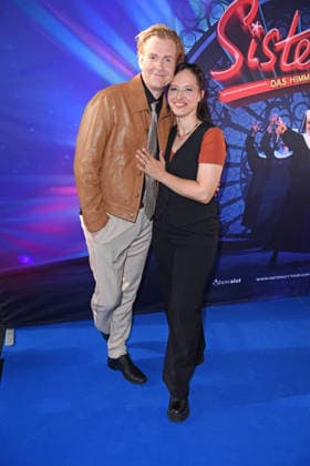 Johannes Heinrichs mit Ehefrau Nadja Jo Klapper bei der Premiere von SISTER ACT - DAS HIMMLISCHE MUSICAL im Bluemax Theater in Berlin am 04.08.2026 *** Johannes Heinrichs with his wife Nadja Jo Klapper at the premiere of SISTER ACT: THE HEAVENLY MUSICAL at the Bluemax Theater in Berlin on August 4, 2026