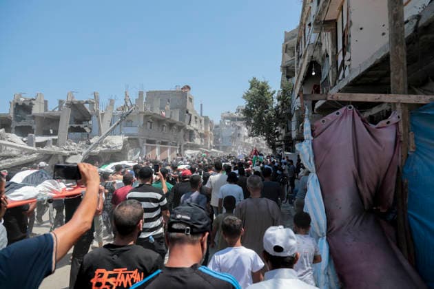 Gaza City Mass Funeral August 3 2026 Mourners carry bodies wrapped in Palestinian flags on stretchers during a mass funeral procession in the Al-Sabra neighborhood of Gaza City, Gaza Strip, on August 4, 2026. The remains of 112 members of the Abu Sharia and Al-Hasayneh families were recovered from the rubble of their home following an Israeli strike. Relatives stated the attack claimed the lives of more than 300 people. The bodies were buried at Al-Maamadani Cemetery as military operations continue across the territory. Gaza Gaza Strip Palestinian Territories Copyright: xEyadxAzamx