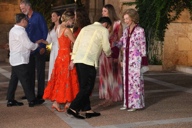 The Royal Family hosts the traditional summer reception at the Marivent Palace for a delegation representing Balearic society. King Felipe VI, Queen Letizia, Princess Leonor, Infanta Sofía, and Queen Sofía greet Domingo Zapata during the reception for a delegation representing Balearic society at Marivent Palace on August 4, 2026, in Palma de Mallorca, Balearic Islands, Spain. King Felipe and Queen Letizia welcome the leading authorities of the Balearic Islands and a broad cross-section of civil society to Marivent Palace for an evening event that has become the major institutional event of the summer. ROYAL FAMILY RECEPTION Raú Mallorca Mallorca Spain  Copyright: xRaulxTerrelx 7701945