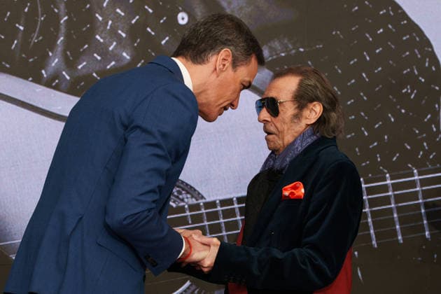 Flamenco guitarist Pepe Habichuela dies at age 82. File photo. Prime Minister Pedro Sánchez, presents an award to musician José Antonio Carmona (Pepe Habichuela), during a tribute to the Romani people marking the 600th anniversary of their arrival in Spain, at the Moncloa Complex on February 21, 2026, in Madrid, Spain. The event, titled GELEM, GELEM, brought together figures from the worlds of culture, politics, academia, and social activism to champion the struggle for equal rights for the Romani people and their cultural richness. Madrid, Spain  Copyright: xMatiasxChiofalox 7701999