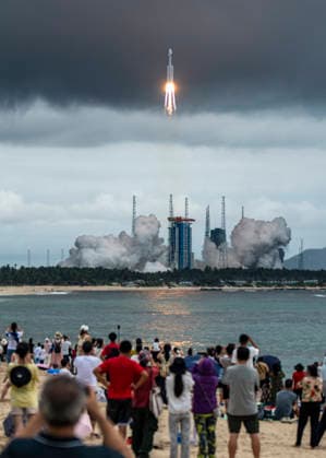 WENCHANG, CHINA - AUGUST 04: A Long March-8A carrier rocket, carrying the 23rd group of the low-orbit internet constellation, blasts off from the Hainan commercial spacecraft launch site on August 4, 2026 in Wenchang, Hainan Province of China. China sent a new batch of internet satellites into orbit Tuesday in the southern island province of Hainan. The satellites lifted off aboard a Long March-8A carrier rocket at 4:52 p.m. (Beijing Time) and entered their preset orbits successfully.  Copyright: xVCGx 111658082842