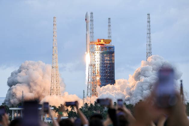 WENCHANG, CHINA - AUGUST 04: Spectators watch as a Long March-8A carrier rocket, carrying the 23rd group of the low-orbit internet constellation, blasts off from the Hainan commercial spacecraft launch site on August 4, 2026 in Wenchang, Hainan Province of China. China sent a new batch of internet satellites into orbit on August 4 in the southern island province of Hainan. The satellites lifted off aboard a Long March-8A carrier rocket at 4:52 p.m. (Beijing Time) and entered their preset orbits successfully.  Copyright: xChinaxNewsxServicex 111658101931