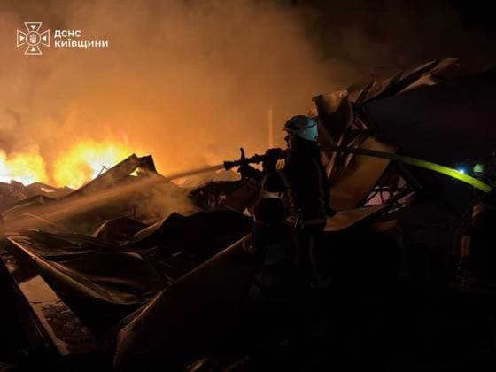 Russian missile strikes on Kyiv injuring at least 3 KYIV, UKRAINE - AUGUST 5: (----EDITORIAL USE ONLY - MANDATORY CREDIT - STATE EMERGENCY SERVICE OF UKRAINE HANDOUT - NO MARKETING NO ADVERTISING CAMPAIGNS - DISTRIBUTED AS A SERVICE TO CLIENTS----) Ukrainian officials battle with fire following Russian missiles struck Ukraine’s capital, injuring at least three people and damaging buildings in Kyiv, Ukraine on August 5, 2026. The attack caused large-scale fires at logistics and warehouse complexes, manufacturing plants, retail premises and other facilities. Kyiv Mayor Klitschko said on Telegram that Kyiv and the surrounding region came under a ballistic missile attack, with multiple missiles heading toward the city as air defense forces  Copyright: x2026xAnadoluxStatexEmergencyxServicexofxUkrainex