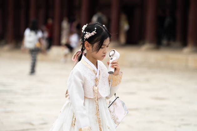 Hot weather in South Korea SEOUL, SOUTH KOREA - AUGUST 05: Tourists clad in traditional Korean hanbok attire use hand fans and umbrellas to shelter themselves from the summer heat as they stroll through the grounds of Gyeongbokgung Palace in Seoul, South Korea, on August 05, 2026. Hwawon Lee Anadolu Seoul South Korea. Editorial use only. Please get in touch for any other usage.  Copyright: x2026xAnadoluxHwawonxLeex