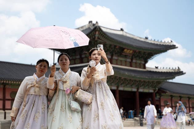 Hot weather in South Korea SEOUL, SOUTH KOREA - AUGUST 05: Tourists clad in traditional Korean hanbok attire use hand fans and umbrellas to shelter themselves from the summer heat as they stroll through the grounds of Gyeongbokgung Palace in Seoul, South Korea, on August 05, 2026. Hwawon Lee Anadolu Seoul South Korea. Editorial use only. Please get in touch for any other usage.  Copyright: x2026xAnadoluxHwawonxLeex