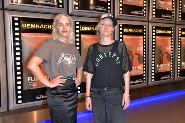 Martina Schöne-Radunski und Lana Cooper bei der Premiere des Kinofilms Flieg Steil im Kino in der Kulturbrauerei. Berlin, 04.08.2026 *** Martina Schöne Radunski and Lana Cooper at the premiere of the movie *Flieg Steil* at the Kino in the Kulturbrauerei Berlin, August 4, 2026 Foto:xM.xBehrensx xFuturexImagex flieg_6810