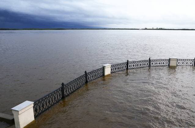 Russia Floods 9217394 05.08.2026 A view shows the flooded embankment of the Amur River as water levels rise in Khabarovsk, Russia. The river has risen above four metres, with the danger level set at six metres. Evgenie Pereverzev Sputnik Khabarovsk Russia  Copyright: xEvgeniexPereverzevx