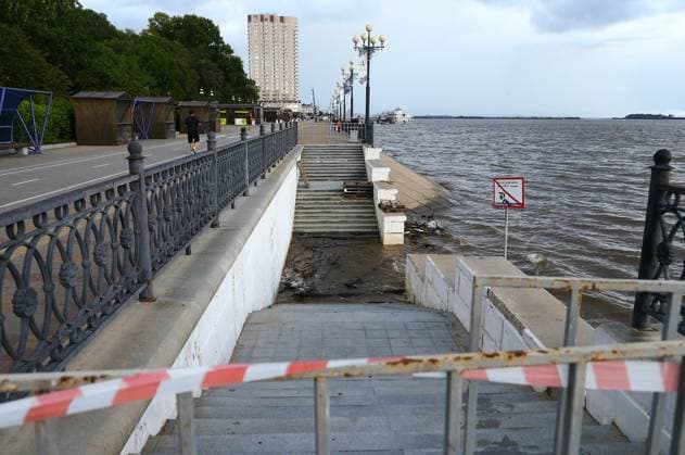 Russia Floods 9217391 05.08.2026 A view shows the closed embankment of the Amur River as water levels rise in Khabarovsk, Russia. The river has risen above four metres, with the danger level set at six metres. Evgenie Pereverzev Sputnik Khabarovsk Russia  Copyright: xEvgeniexPereverzevx