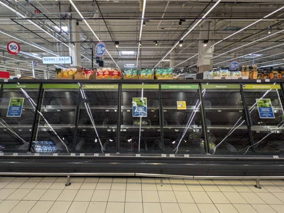 Illustration - Salad Shortage in Supermarkets - France The bagged salad aisle is nearly empty due to a nationwide shortage at the Carrefour supermarket in Rambouillet. Successive heat waves and drought are hitting vegetable farmers hard, leading to a sharp drop in harvests and shortages at supermarkets. In the Île-de-France region, the drought and high temperatures have caused losses of up to 50% for some producers. Due to the extreme heat, the plants are bolting rapidly, making the lettuce tougher, more bitter, and unfit for sale according to supermarket standards. Rambouillet, France, August 4, 2026. Photo by Christopher Charpaud ABACAPRESS.COM Rambouillet Ile-de-France France  Copyright: xCharpaudxChristopher ABACAx
