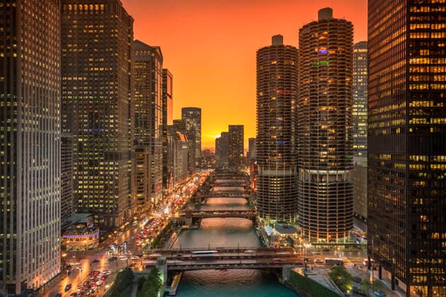 Creative Highlights World Chicago cityscape and bridges over the river at night Chicago, Illinois, United States CR_KSWG26071507-2077845-01 ,model released, Symbolfoto ,property released