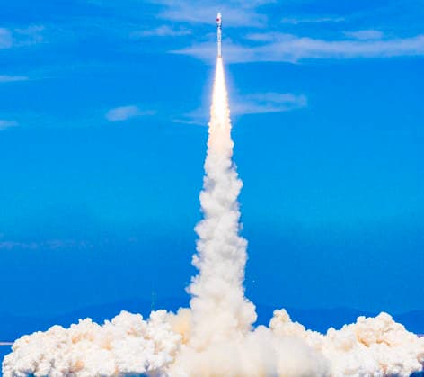 HAIYANG, CHINA - AUGUST 05: A Smart Dragon-3 carrier rocket, carrying Oriental Smart Eye hyperspectral satellites 01 and 02, blasts off from the sea on August 5, 2026 in Haiyang, Shandong Province of China. The rocket blasted off at 10:38 a.m. (Beijing Time) from the sea near the city of Haiyang. Taiyuan Satellite Launch Center conducted the offshore launch mission.  Copyright: xVCGx 111658237205