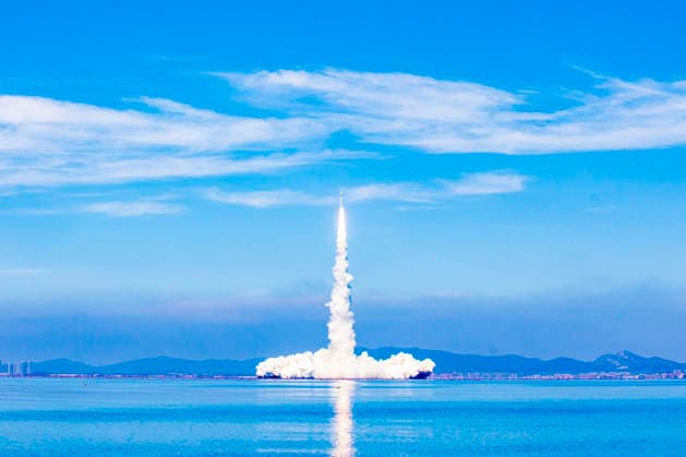HAIYANG, CHINA - AUGUST 05: A Smart Dragon-3 carrier rocket, carrying Oriental Smart Eye hyperspectral satellites 01 and 02, blasts off from the sea on August 5, 2026 in Haiyang, Shandong Province of China. The rocket blasted off at 10:38 a.m. (Beijing Time) from the sea near the city of Haiyang. Taiyuan Satellite Launch Center conducted the offshore launch mission.  Copyright: xVCGx 111658237206