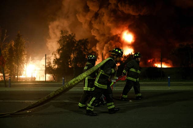 Major fire at chemical plant in Santiago SANTIAGO, CHILE - AUGUST 4: Firefighters work to extinguish a major blaze that broke out at a chemical plant as flames and smoke rise in Santiago, Chile, on August 4, 2026. Authorities suspended classes throughout the district and ordered the evacuation of nearby residents due to a chemical spill, while hundreds of firefighters continued to battle the flames. Lucas Aguayo Araos Anadolu Santiago Chile. Editorial use only. Please get in touch for any other usage.  Copyright: x2026xAnadoluxLucasxAguayoxAraosx