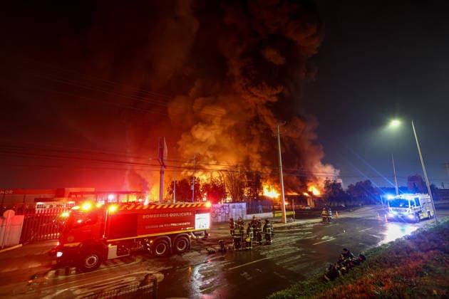 Major fire at chemical plant in Santiago SANTIAGO, CHILE - AUGUST 4: Firefighters work to extinguish a major blaze that broke out at a chemical plant as flames and smoke rise in Santiago, Chile, on August 4, 2026. Authorities suspended classes throughout the district and ordered the evacuation of nearby residents due to a chemical spill, while hundreds of firefighters continued to battle the flames. Lucas Aguayo Araos Anadolu Santiago Chile. Editorial use only. Please get in touch for any other usage.  Copyright: x2026xAnadoluxLucasxAguayoxAraosx