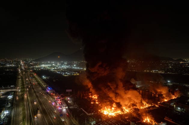 Major fire at chemical plant in Santiago SANTIAGO, CHILE - AUGUST 4: Aerial view of a large fire at a chemical plant in the Quilicura district of Santiago, Chile, on August 4, 2026. Authorities suspended classes throughout the district and ordered the evacuation of nearby residents due to the release of chemicals, while hundreds of firefighters continued to battle the flames. Lucas Aguayo Araos Anadolu Santiago Chile. Editorial use only. Please get in touch for any other usage.  Copyright: x2026xAnadoluxLucasxAguayoxAraosx