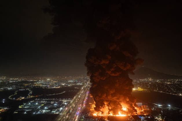 Major fire at chemical plant in Santiago SANTIAGO, CHILE - AUGUST 4: Aerial view of a large fire at a chemical plant in the Quilicura district of Santiago, Chile, on August 4, 2026. Authorities suspended classes throughout the district and ordered the evacuation of nearby residents due to the release of chemicals, while hundreds of firefighters continued to battle the flames. Lucas Aguayo Araos Anadolu Santiago Chile. Editorial use only. Please get in touch for any other usage.  Copyright: x2026xAnadoluxLucasxAguayoxAraosx