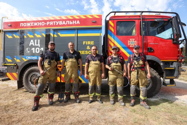 Wildfires in Gironde: Ukrainian firefighters have arrived in Gironde to fight the wildfires and carry out fire-suppression operations. Ukrainian firefighters on Avenue du Bassin d Arcachon in Le Porge, Gironde, August 4, 2026 Jean Marc LHOMER Bestimage Le Porge, France  Copyright: xJean-MarcxLhomerx xBestimagexJean-MarcxLhomerx xBestimagex
